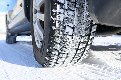 車がスタックして立ち往生したときの脱出方法とは 雪道 砂地 脱輪などケース別の対処法と対策を解説 自動車保険の三井ダイレクト損保